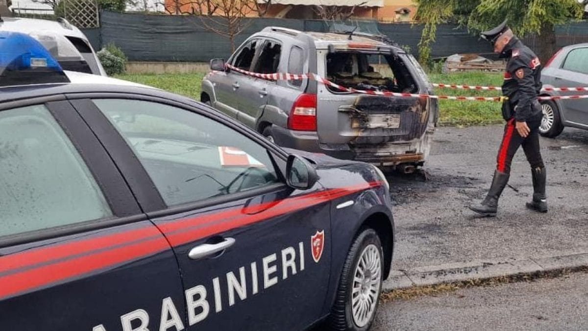 L’auto incendiata a Capriolo (foto da carabinieri)