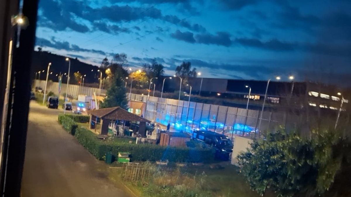 Le forze dell’ordine fuori dal carcere del Bassone a Como (foto da Facebook)