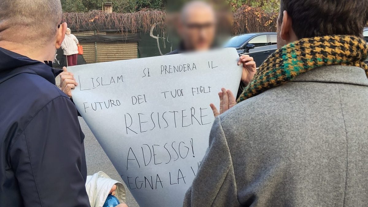 Un papà espone cartellone con scritte contro l’Islam (foto di Maria Rosaria Stillante)