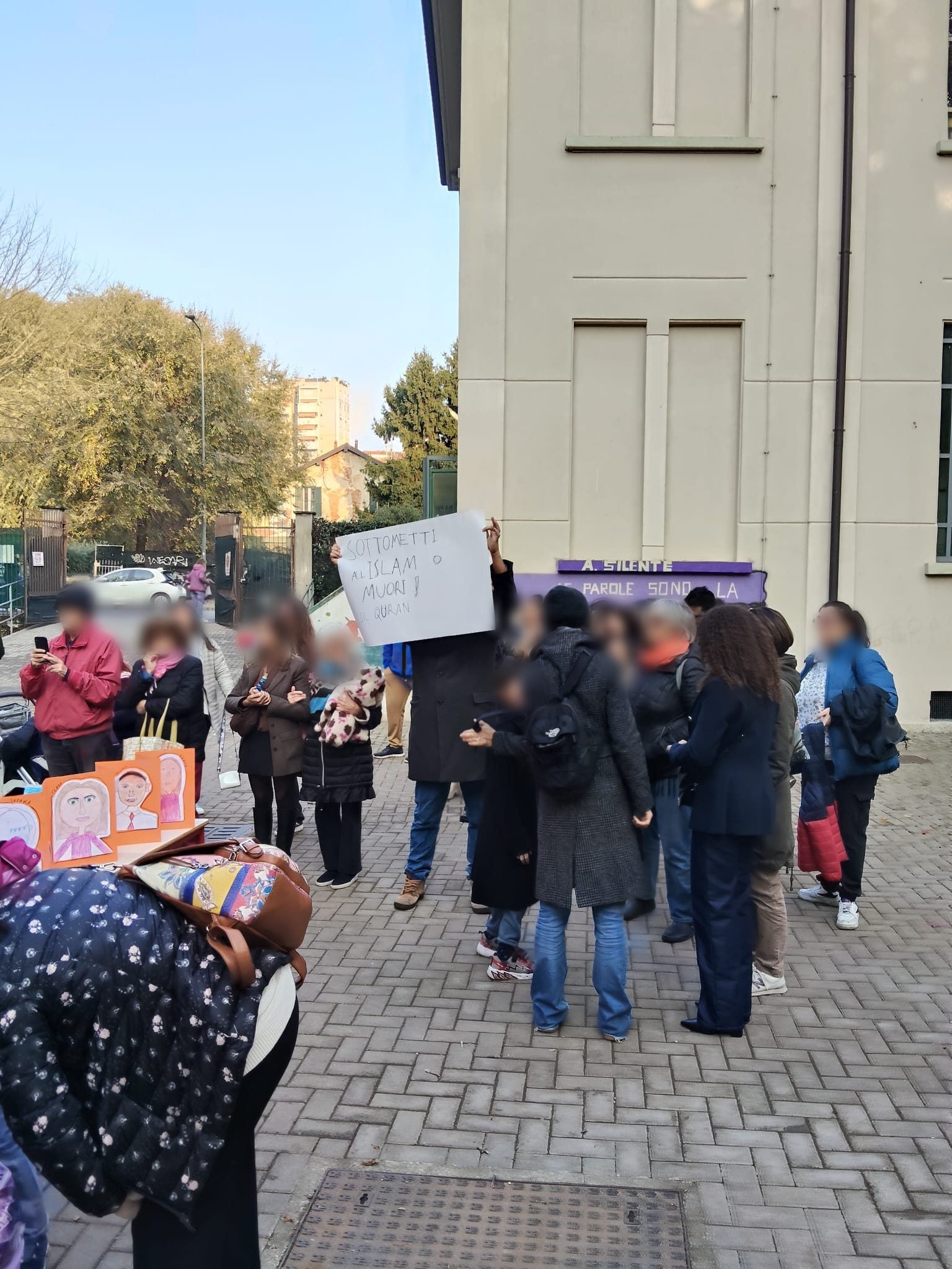 Un papà espone cartellone contro Islam sul piazzale della scuola (foto di Maria Rosaria Stillante)