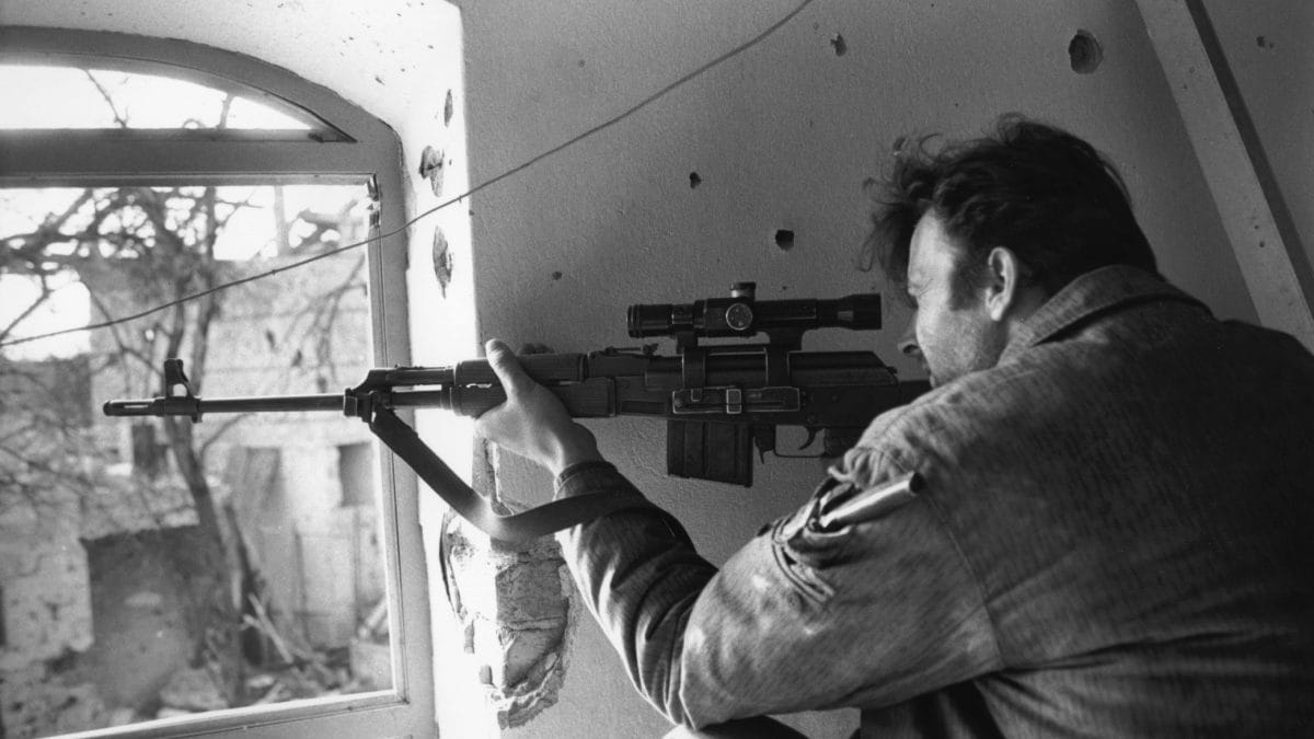 Un cecchino serbo in Bosnia nel 1993 (foto da Getty)