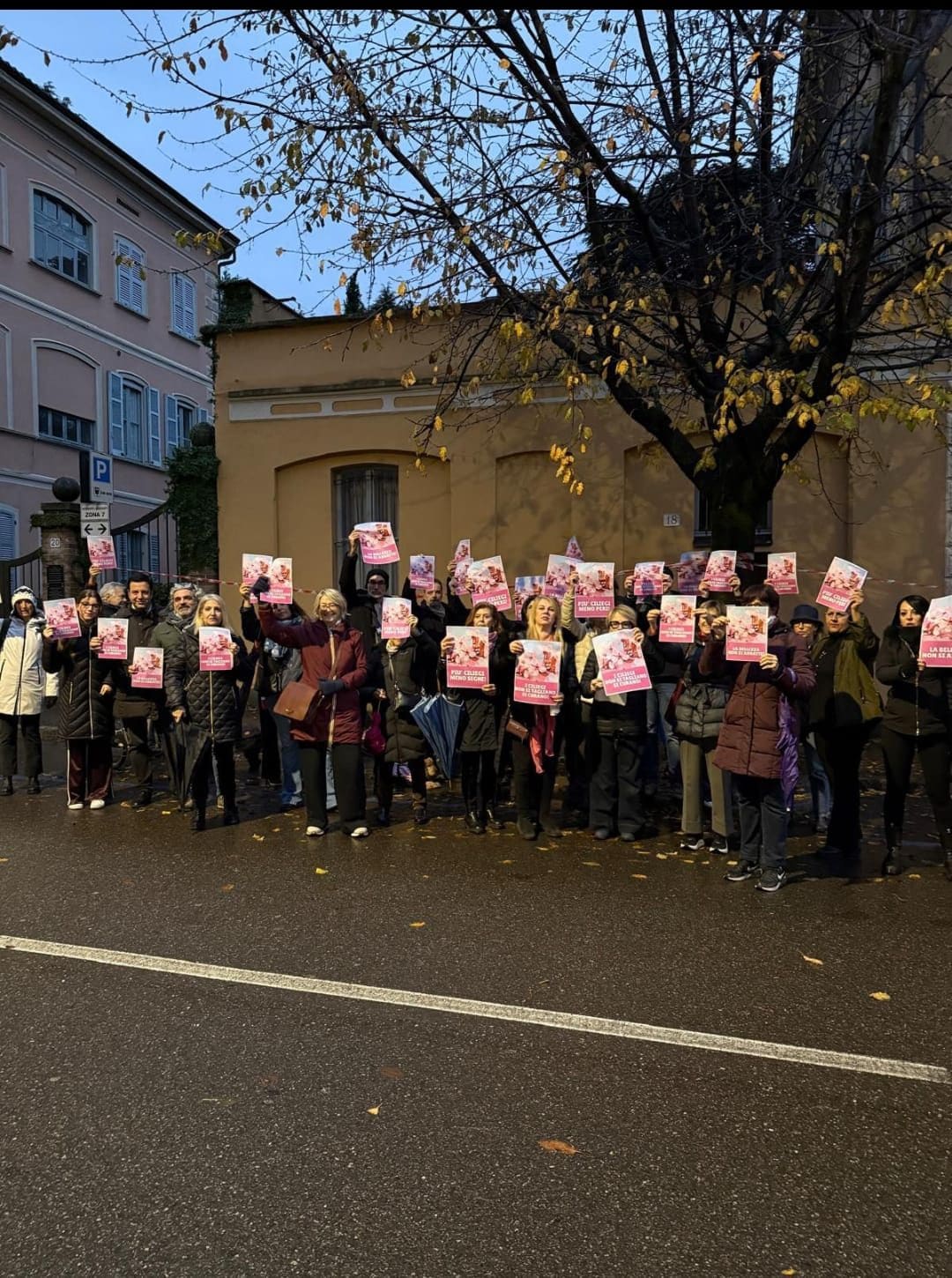Sit–in di protesta in via XX Settembre a Como nella mattina di lunedì 17 novembre (fonte: Susy Rossini)