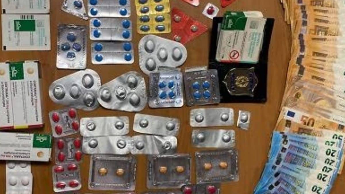 I farmaci sequestrati dalla polizia locale