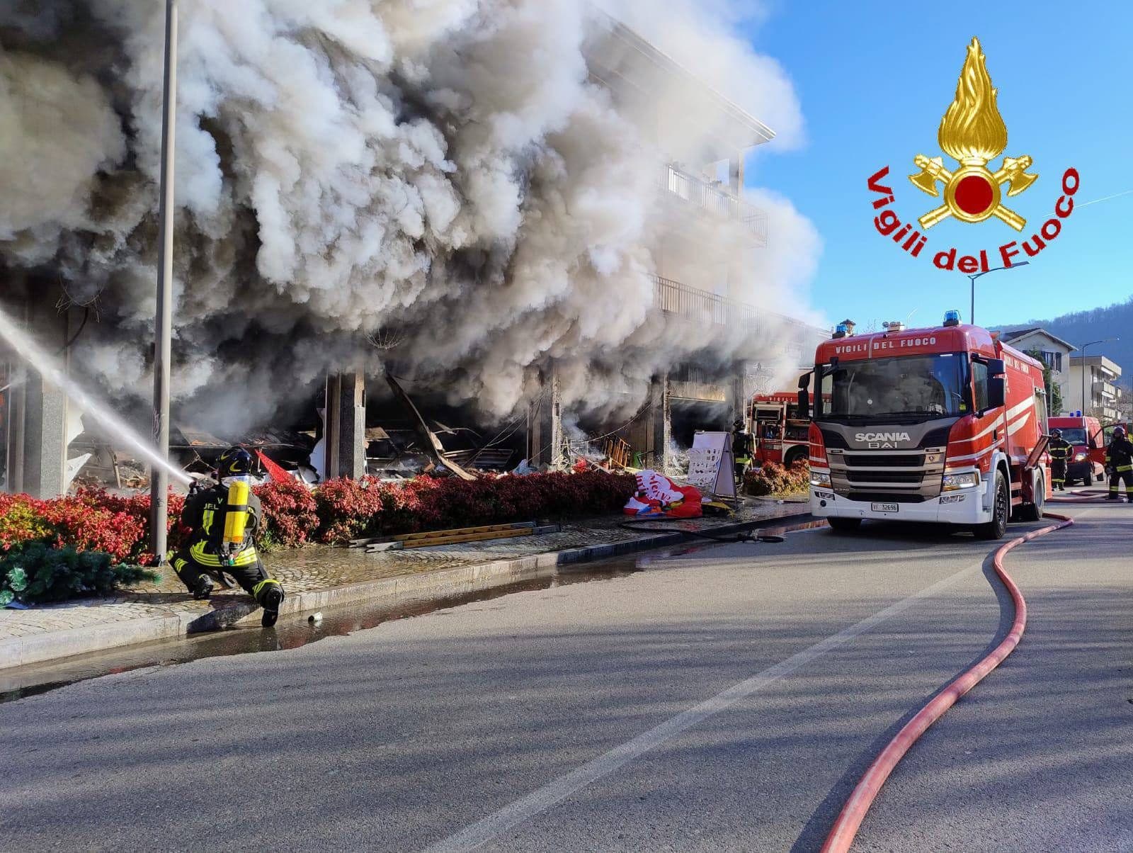 Il negozio distrutto a Laveno Mombello