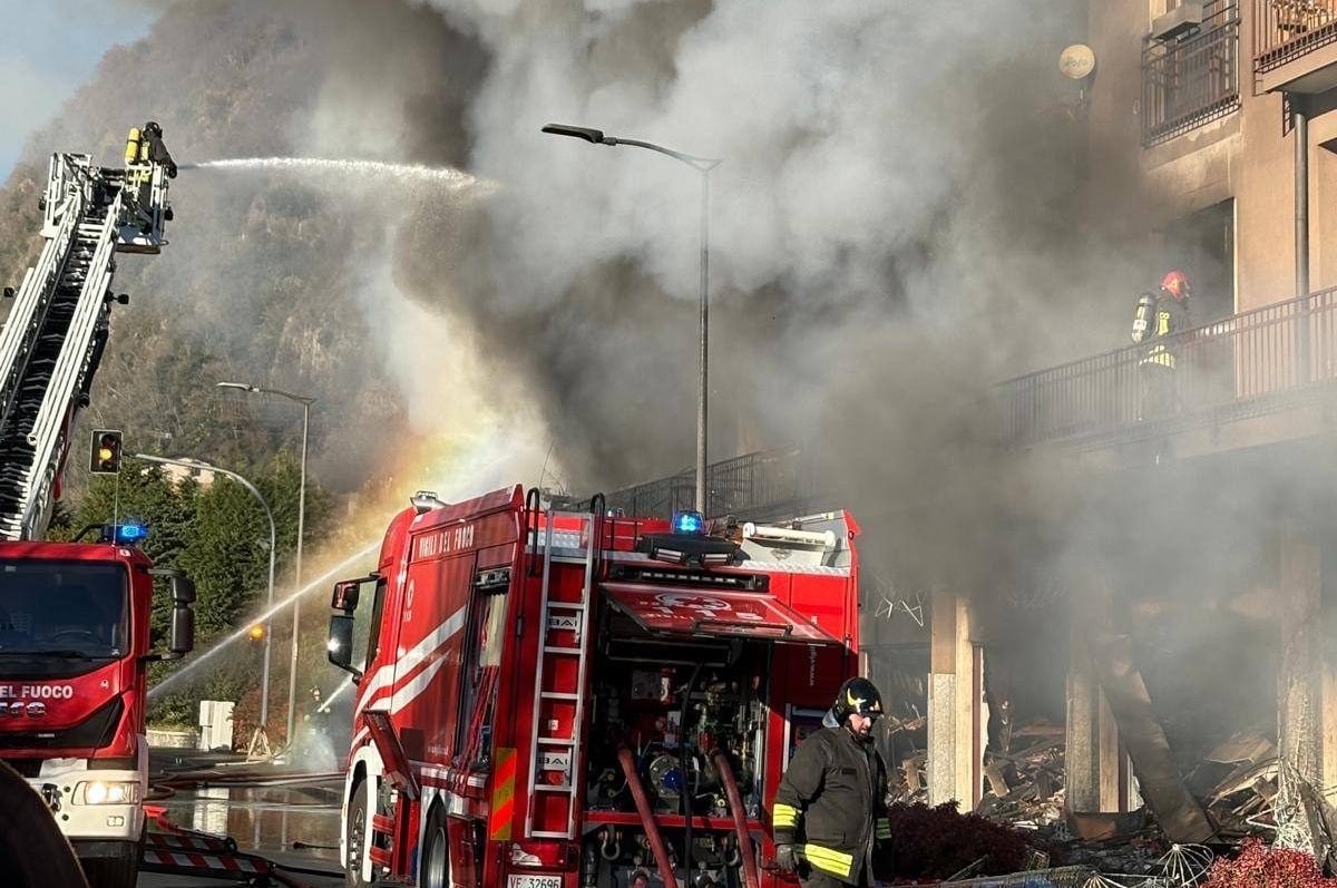 I vigili del fuoco a lavoro a Laveno Mombello