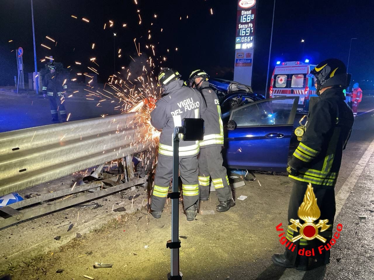 I vigili del fuoco al lavoro per estrarre l’auto dalle lamiere