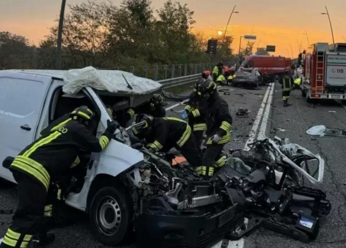 L’incidente stradale sulla Tangenziale Sud a Bergamo (Foto dei vigili del fuoco)