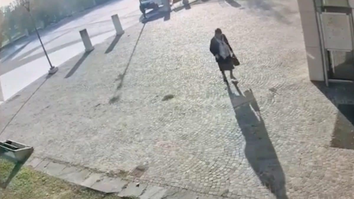 Un frame del video dell’uomo che si è travestito dalla madre