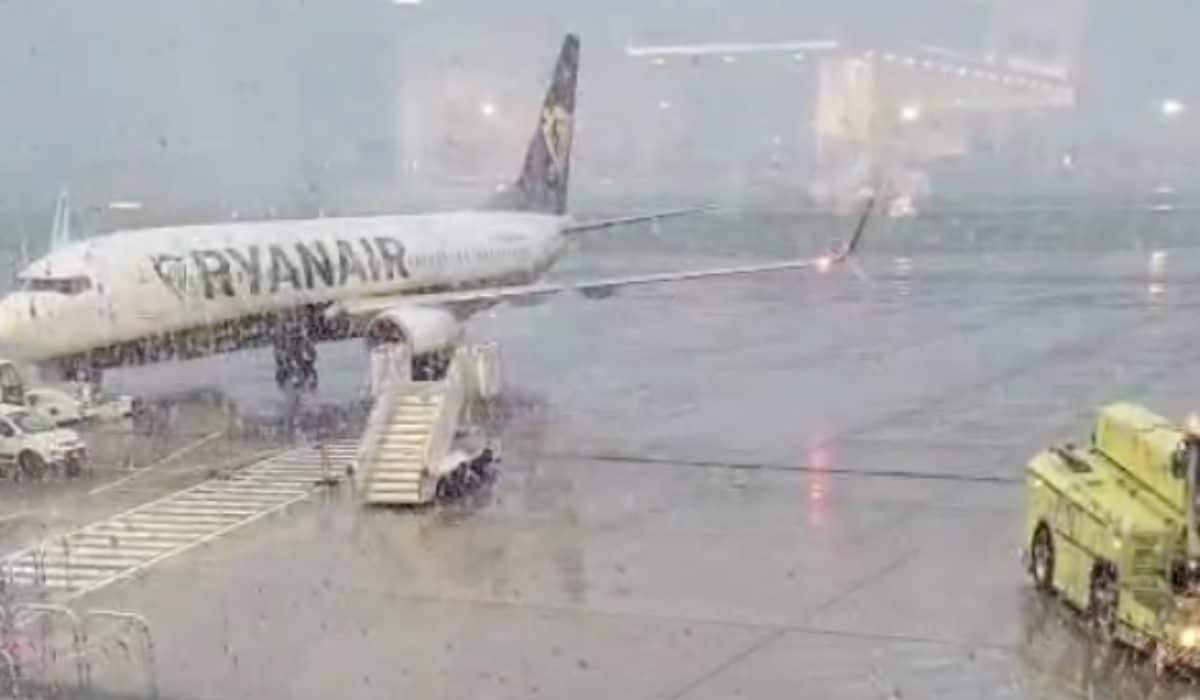 La nevicata del 21 novembre all’aeroporto Orio al Serio di Bergamo (foto di Fanpage.it)