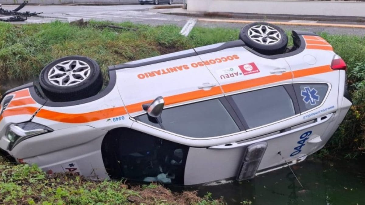 L’automedica finita in un fosso a Orzinuovi (foto da Facebook – Areu)