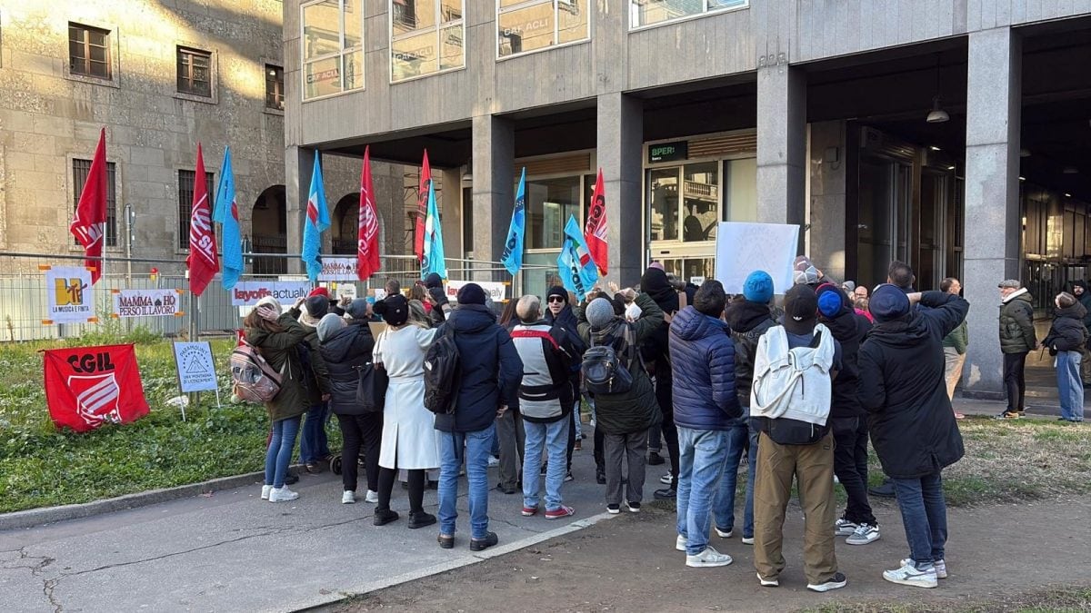 La protesta dei dipendenti di Paramount Italia oggi in corso Europa a Milano