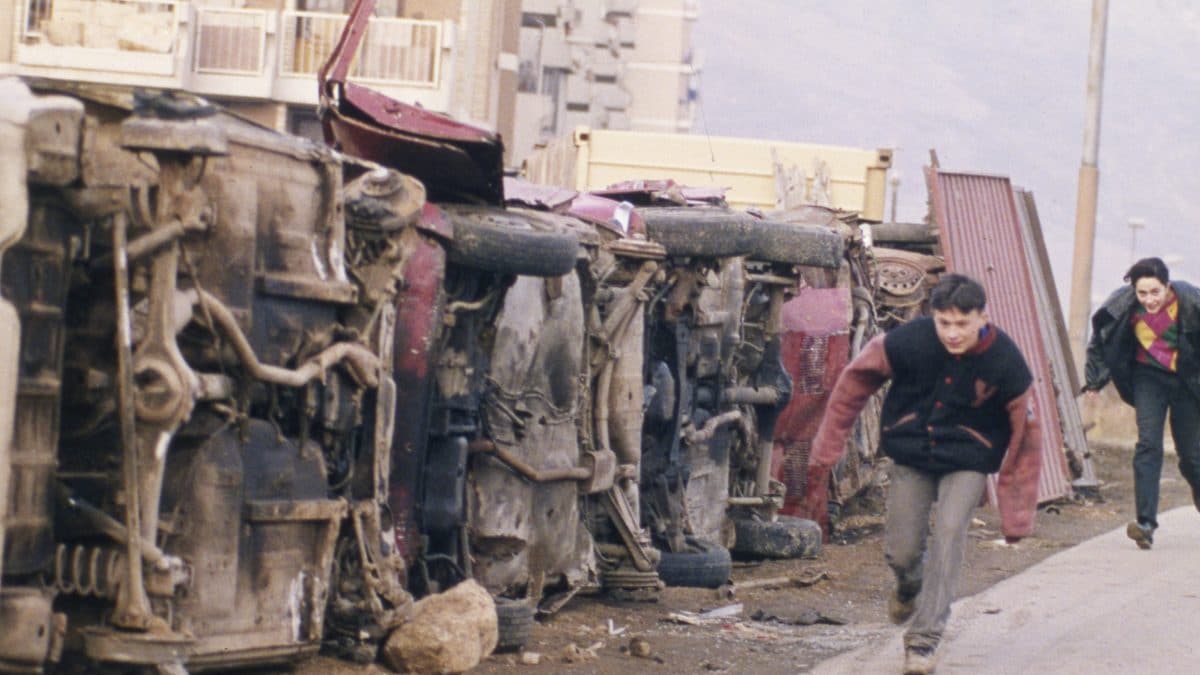 Il muro di auto costruito dai cittadini di Sarajevo per proteggersi dai cecchini (foto da LaPresse)