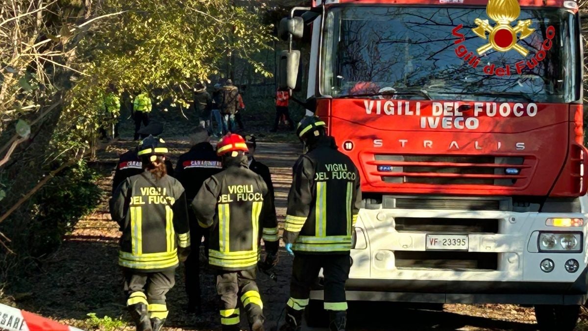 I vigili del fuoco che sono intervenuti sul luogo del ritrovamento del corpo del 43enne.