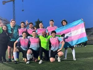 La storia di BəTeam, la prima squadra di calcio per persone transgender a Milano: “Un luogo dove essere se stessi”