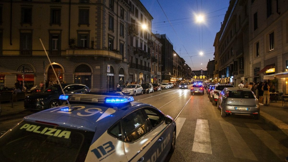 Milano – Piazza Ventiquattro Maggio, controllo da parte della Polizia (LaPresse)