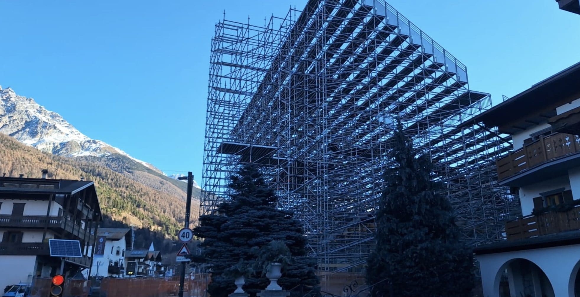 La tribuna costruita per gli spettatori all’arrivo della pista Stelvio