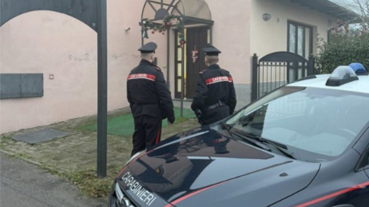 Carabinieri di Casteggio (Pavia) di fronte a uno degli centri anziani coinvolti