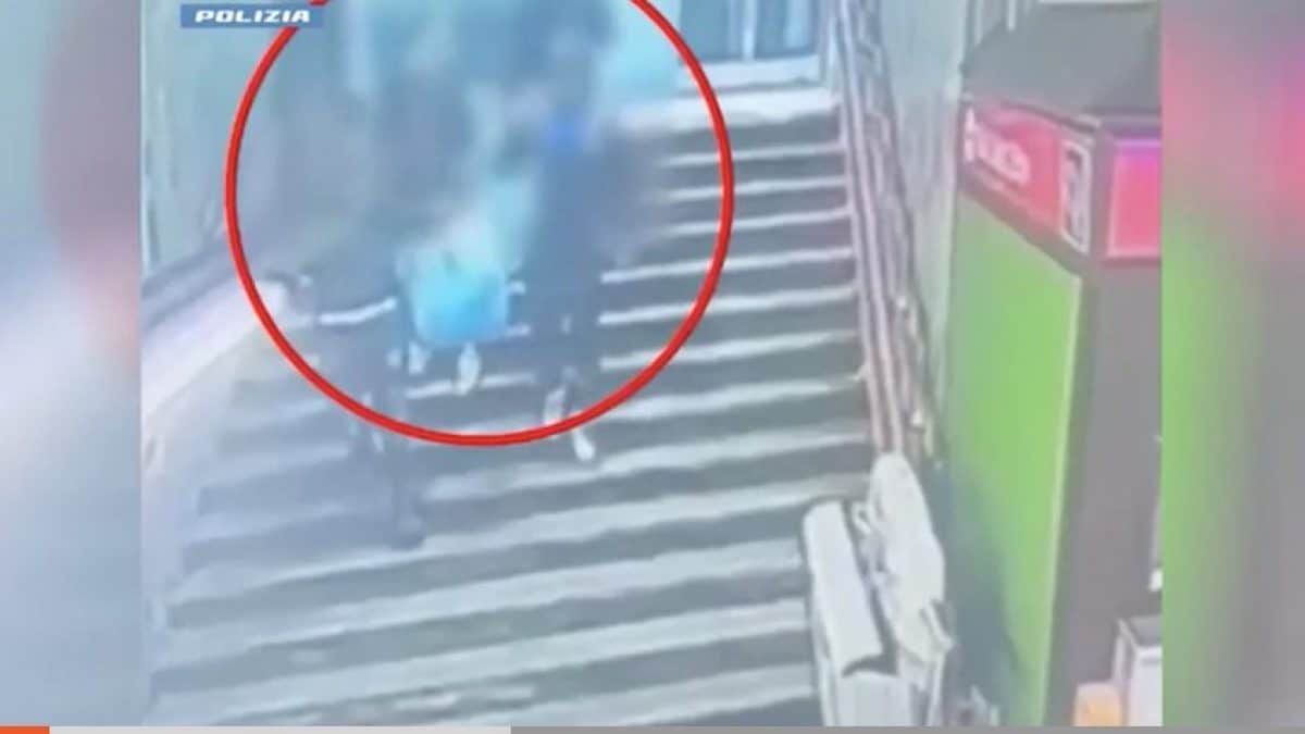 Frame del video della Polizia in cui viene ripresa la banda di giovani sulle scale della metro