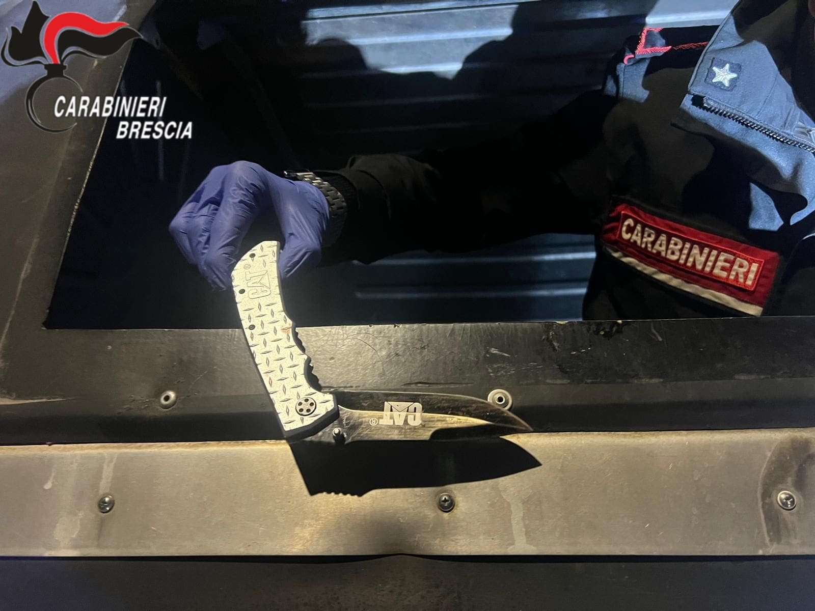 Il coltello utilizzato per l’omicidio rinvenuto in un cassonetto vicino al luogo del delitto.