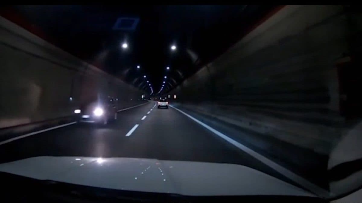 Un’immagine dell’automobile in contromano