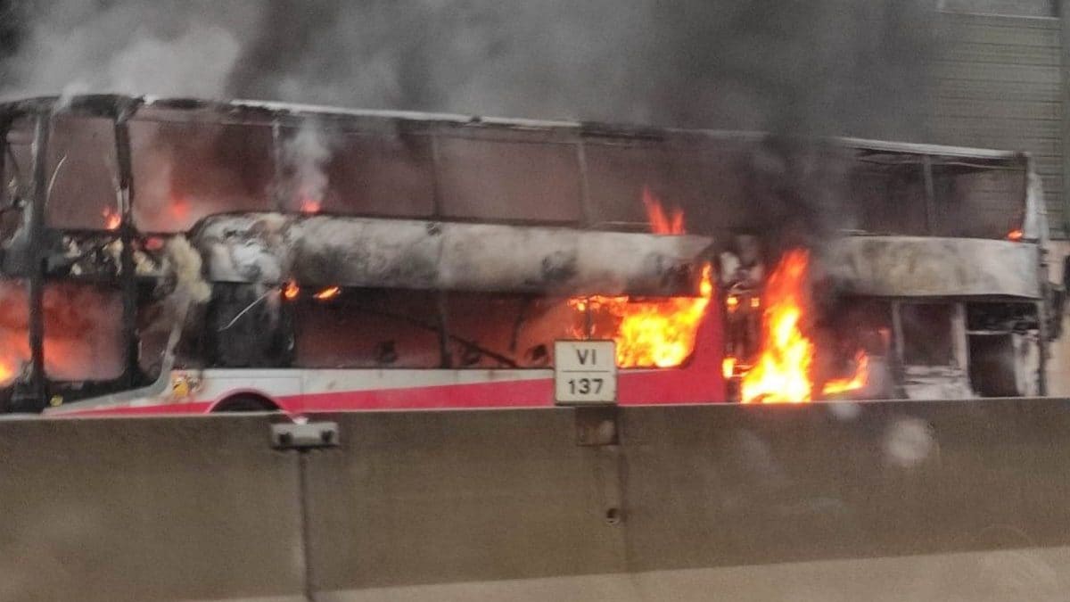L’autobus in fiamme sulla tangenziale Nord