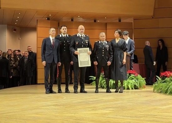 Il momento della consegna dell’Ambrogino alla squadra radiomobile dei Carabinieri
