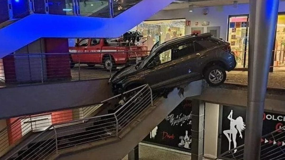 L’auto in bilico sulle scale del centro commerciale di Carvico