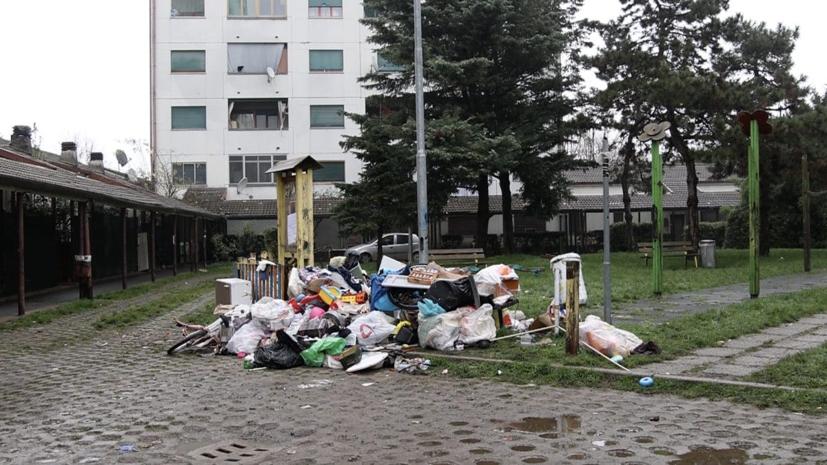 Uno degli stabili di via Eugenio Quarti dove sono avvenuti sgomberi e tagli di luce e gas nei confronti di famiglie anche con bambini