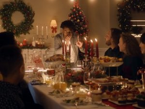 Organizza la cena della vigilia di Natale con sconosciuti, l’idea di Sara: “Eravamo soli, così festeggiamo anche noi”