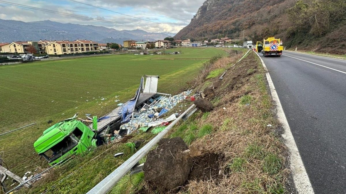 Il camion ribaltato a Cisano Bergamasco (foto da Facebook)