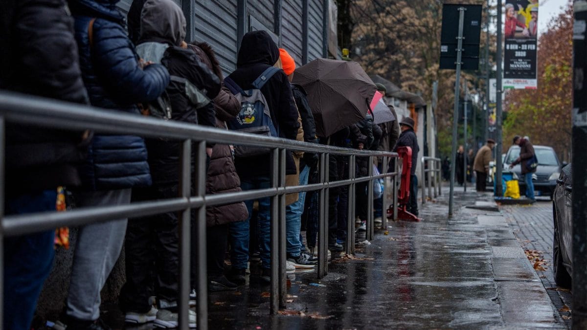La coda di persone in attesa di ritirare un pacco alimentare fuori dalla sede di Pane Quotidiano a Milano