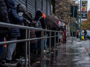 Quasi 10mila persone in coda per un pacco di cibo a Natale: “Emergenza sociale a Milano”