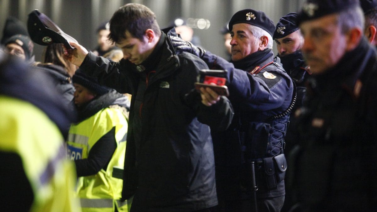 I controlli prima dell’ingresso allo stadio di San Siro (foto da LaPresse)