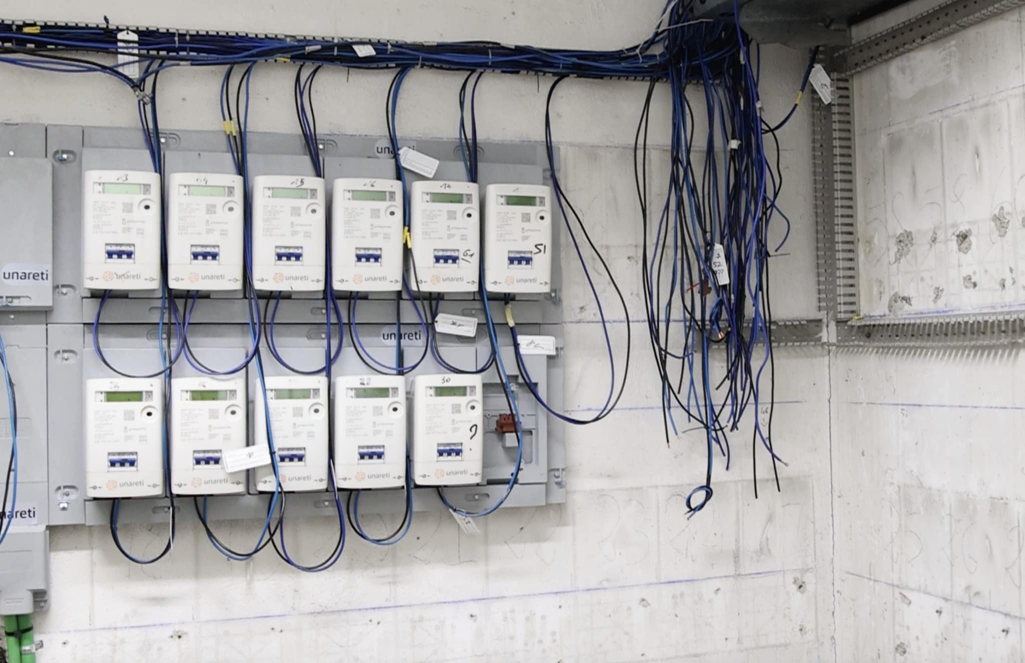 La sala contatori di uno dei palazzi di via Quarti, con i fili dell’elettricità tagliati