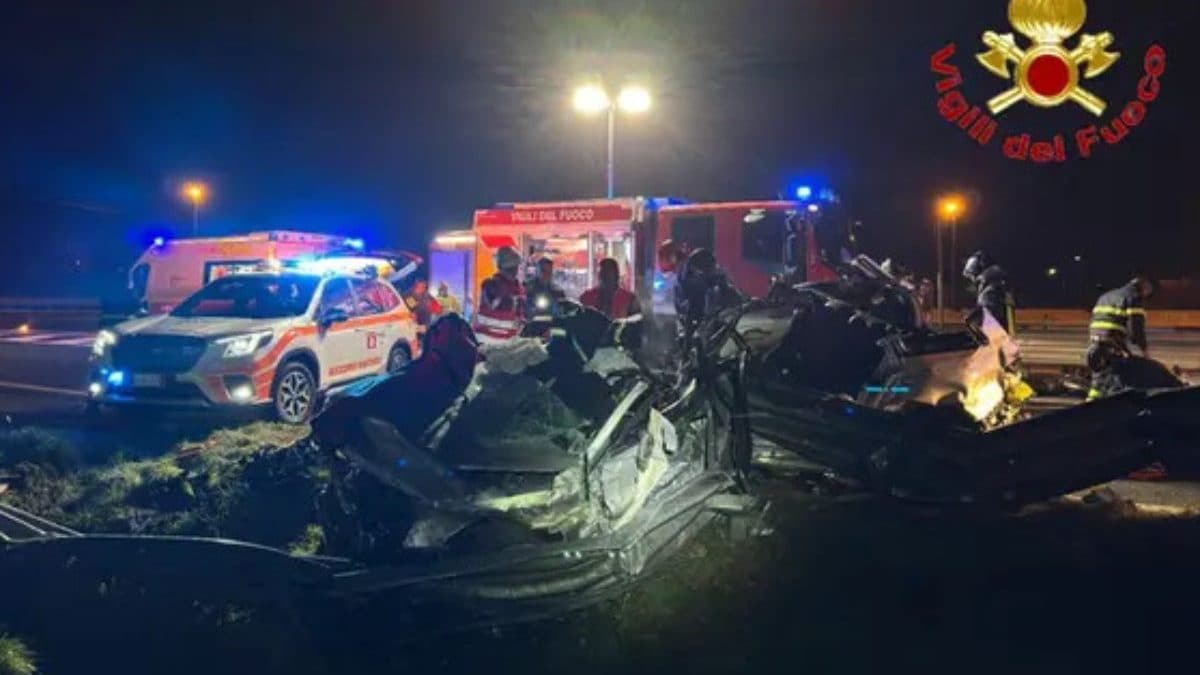 L’intervento dei vigili del fuoco dopo lo schianto a Gallarate