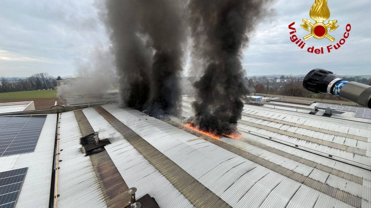 L’incendio che si è sviluppato oggi 4 dicembre all’interno dello stabilimento Roncalab a Lomagna (Lecco)