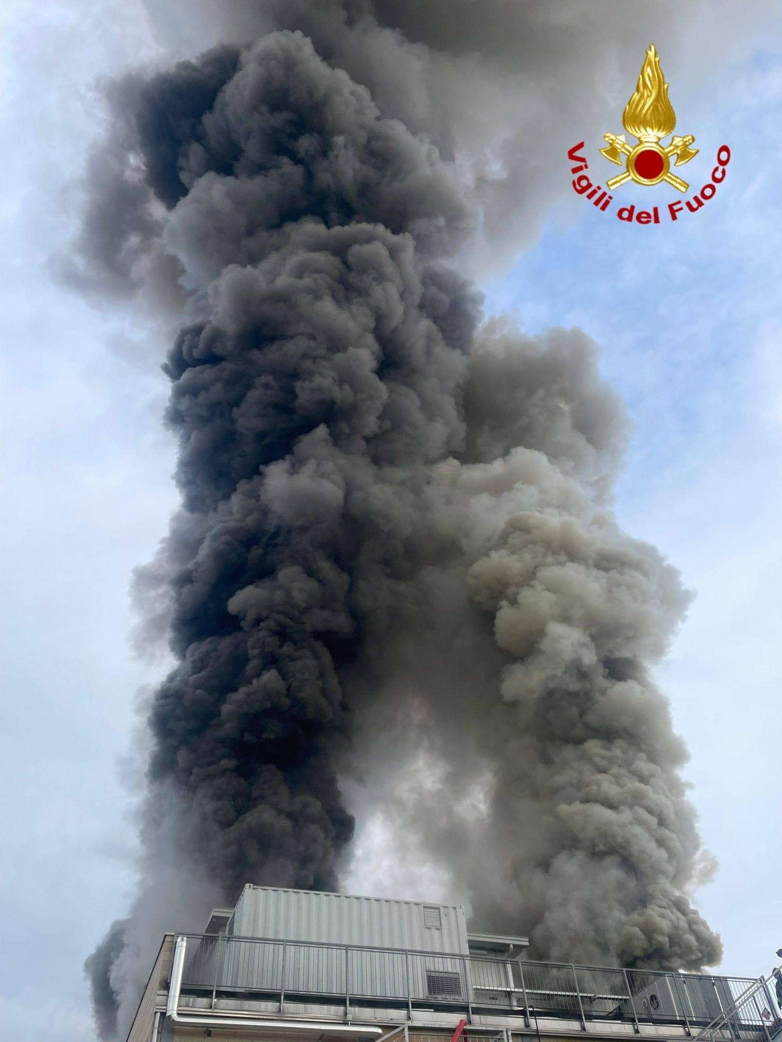 La colonna di fumo dallo stabilimento Roncalab di Lomagna (Lecco), visibile da tutta la Brianza