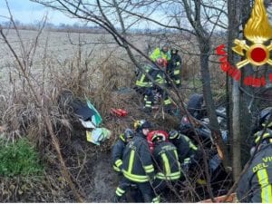 Auto finisce fuori strada e si ribalta in un fosso: feriti due ragazzi