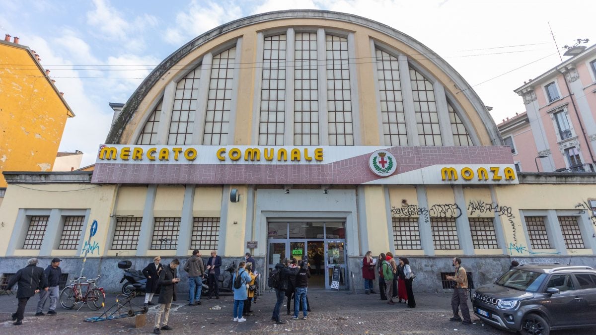 Il mercato comunale Crespi di viale Monza (foto da LaPresse)