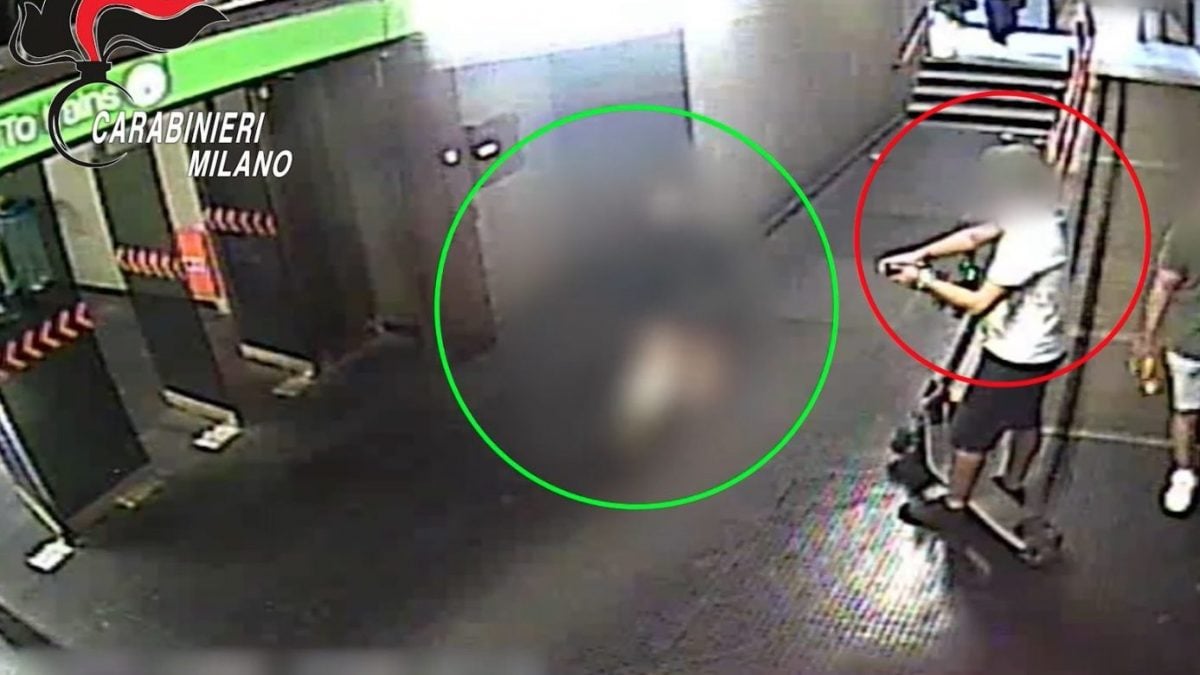 Il 19enne si appostava fuori dalla stazione della metropolitana di Milano per individuare la vittima