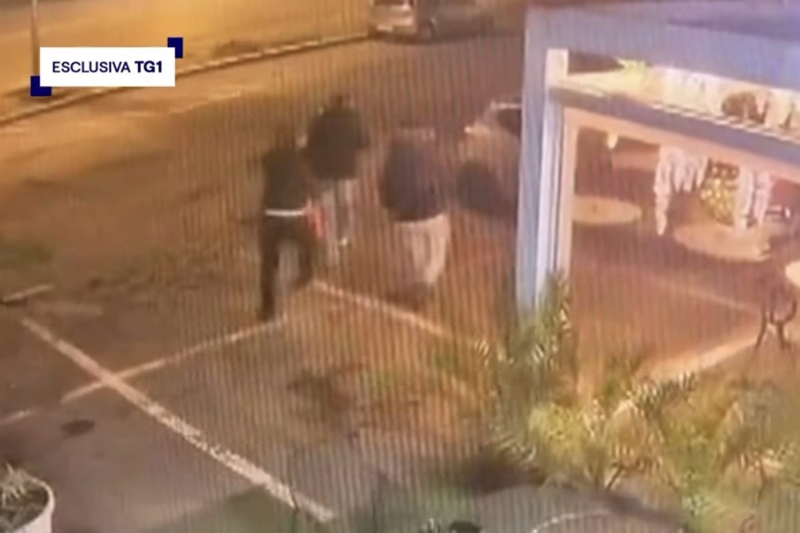 Le immagini delle telecamere fuori dal bar Bellavista a Sarezzo (Brescia) che riprendono l’aggressione mortale ai danni di Andrei Zakabluk