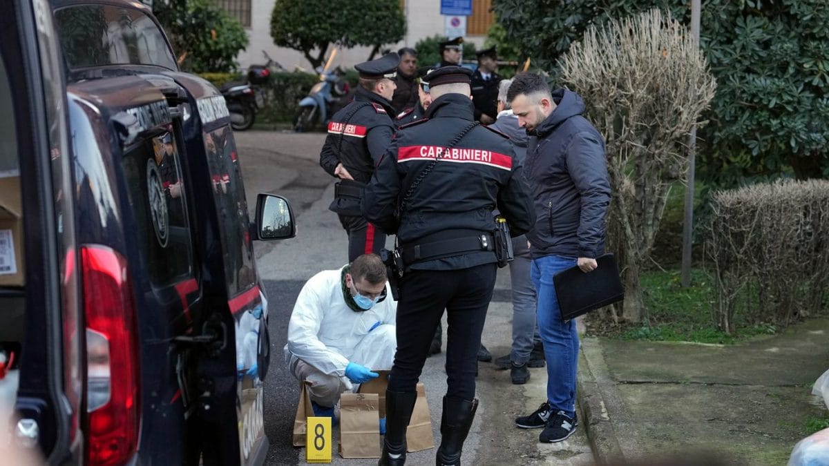 Il cortile dove è stato trovato il cadavere della donna in via Paruta a Milano – (Foto LaPresse)