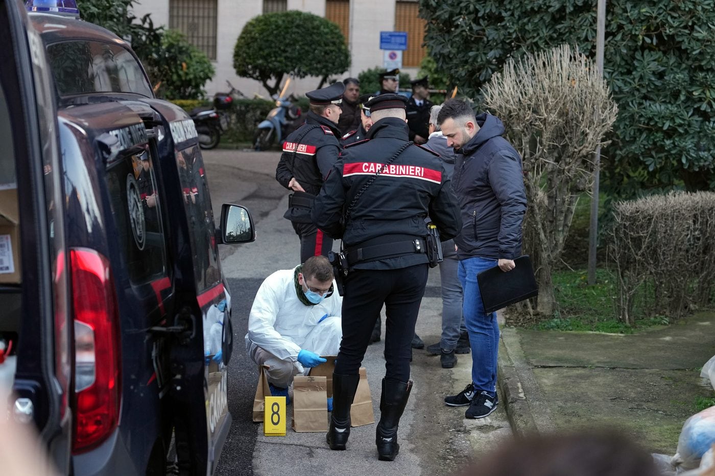 Gli investigatori in via Paruta a Milano, dove è stato trovato il cadavere di Aurora Livoli