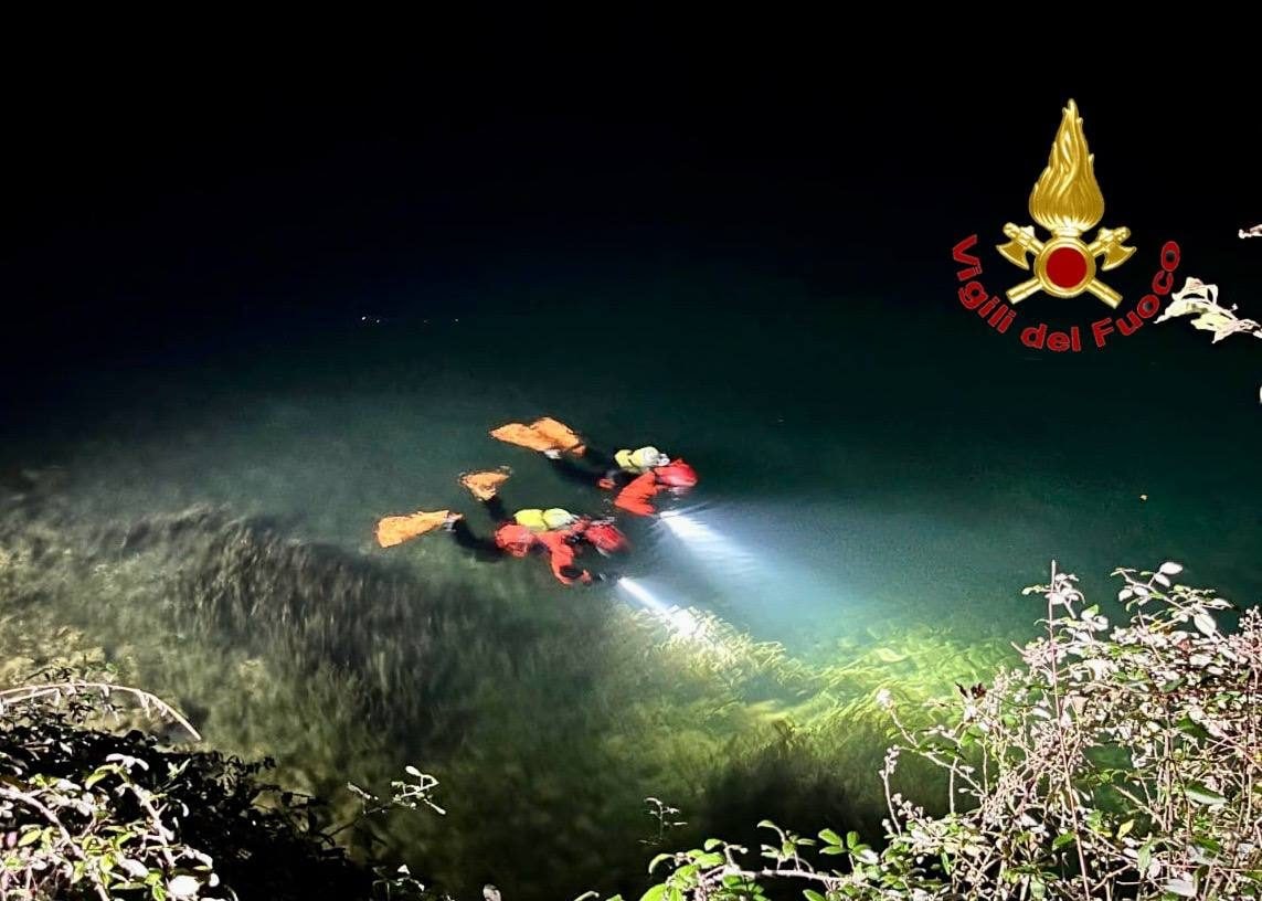 Sommozzatori impegnati nelle ricerche