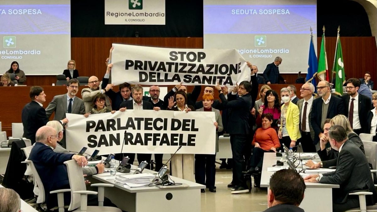 La protesta dei consiglieri di opposizione in Regione Lombardia a Milano
