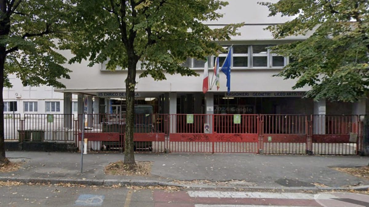 Ingresso della scuola Enrico De Nicola a Sesto San Giovanni (foto Google Maps)