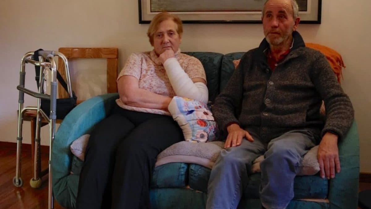 Leonardo Di Pierro con la moglie Silvia Boga nella loro casa di Milano (Fanpage.it)