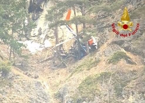 I resti dell’elicottero precipitato