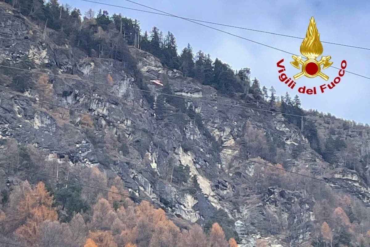 Le operazioni di recupero dell’elicottero