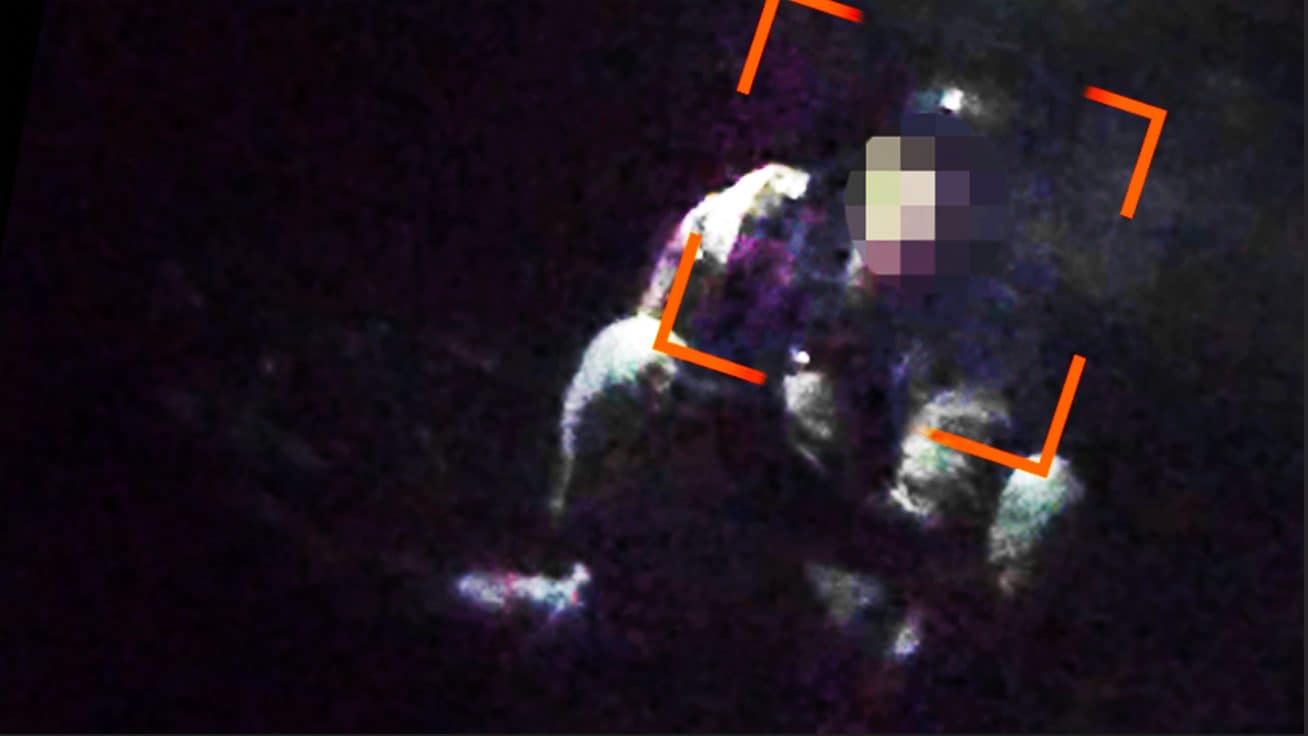 Una delle persone che fanno "la pesa" delle sostanze stupefacenti all’interno del bosco di Rogoredo